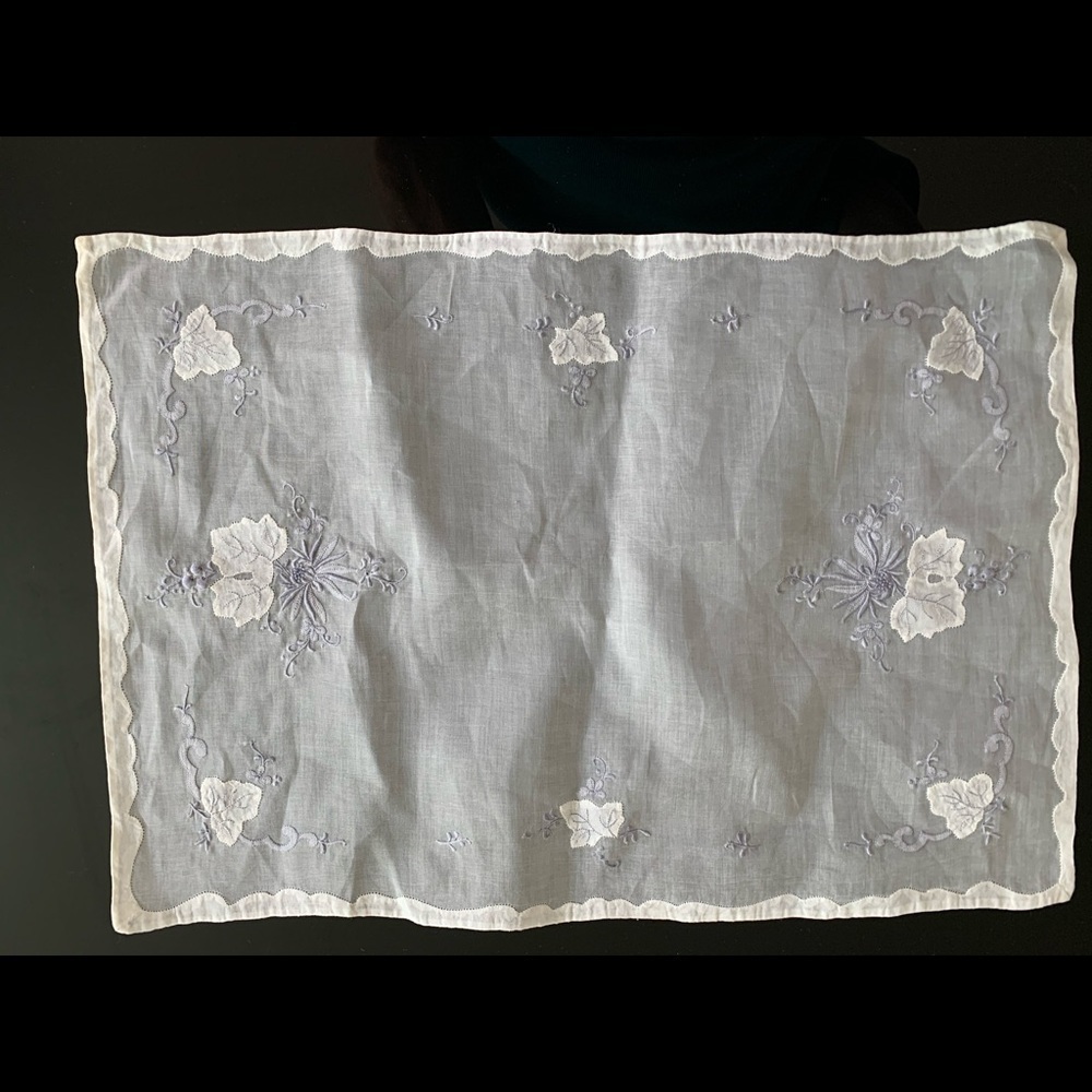 White Floral Embroidered Table Linens Set - Picture 4 of 6